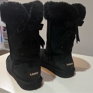 Black boots with bow